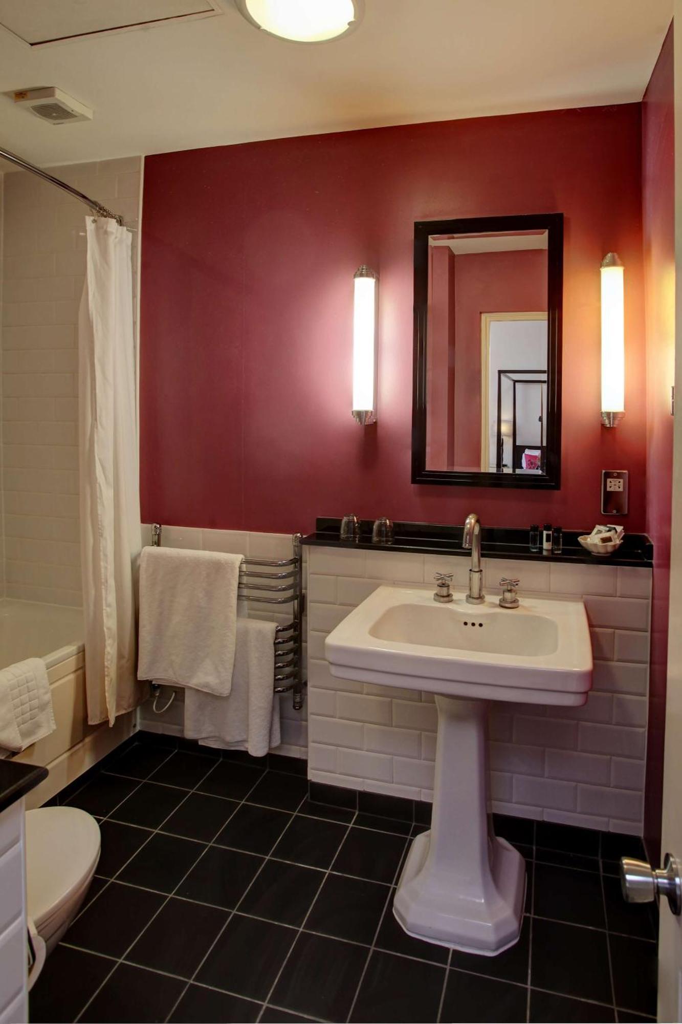 Western Angel Hotel 3*